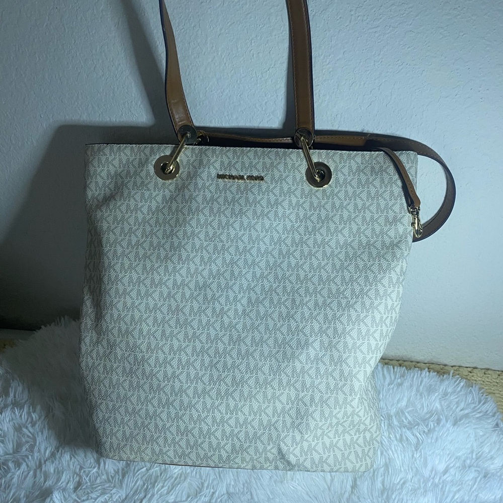 Michael Kors Elegant Beige Tote Bag - Picture 7 of 11